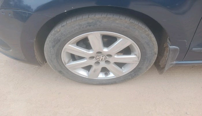 2014 Volkswagen Vento COMFORTLINE TSI AT PETROL, Petrol, Automatic, 84,830 km, tyre