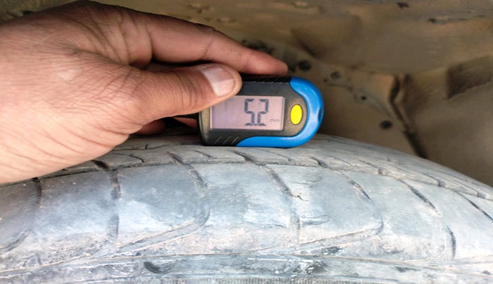 2017 Toyota Innova Crysta 2.4 VX 7 STR, Diesel, Manual, 1,31,610 km, tyre