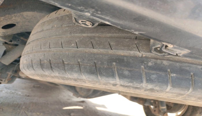 2017 Toyota Innova Crysta 2.4 VX 7 STR, Diesel, Manual, 1,31,610 km, tyre