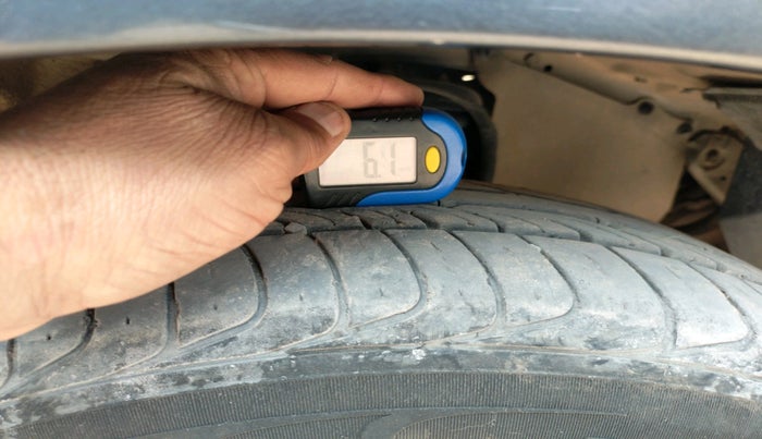 2017 Toyota Innova Crysta 2.4 VX 7 STR, Diesel, Manual, 1,31,610 km, tyre