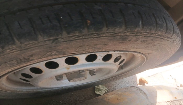 2013 Honda Brio E MT, Petrol, Manual, 52,489 km, tyre