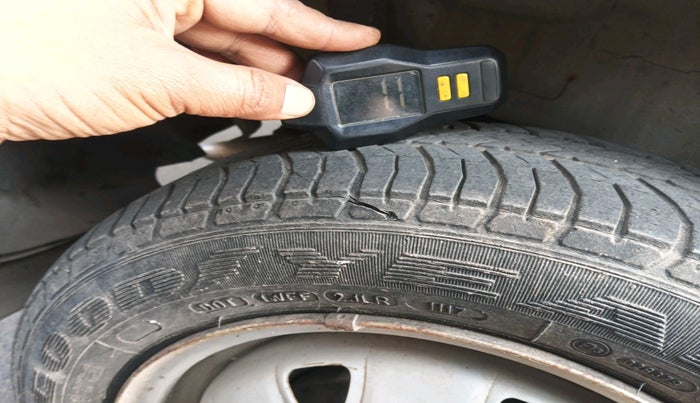 2011 Maruti Wagon R 1.0 LXI CNG, Petrol, Manual, 1,15,704 km, tyre