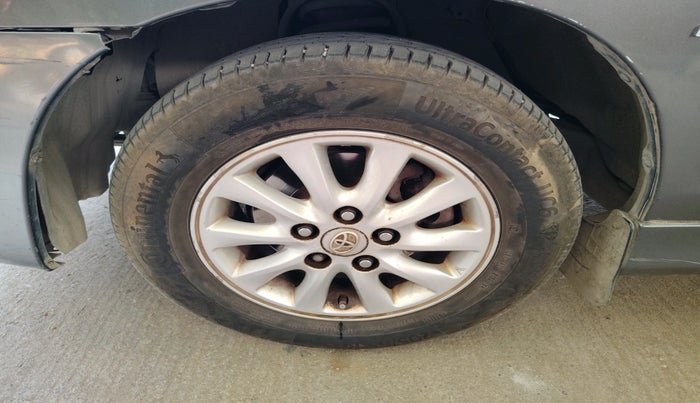 2012 Toyota Innova VX 2.5 8 STR, Diesel, Manual, 1,18,032 km, tyre