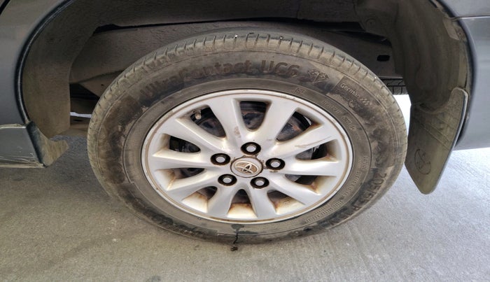 2012 Toyota Innova VX 2.5 8 STR, Diesel, Manual, 1,18,032 km, tyre