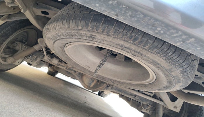 2012 Toyota Innova VX 2.5 8 STR, Diesel, Manual, 1,18,032 km, tyre