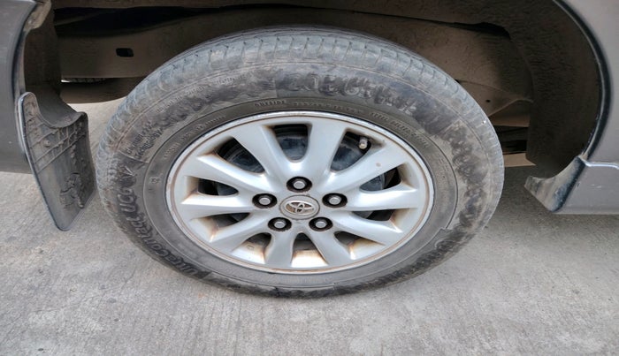 2012 Toyota Innova VX 2.5 8 STR, Diesel, Manual, 1,18,032 km, tyre