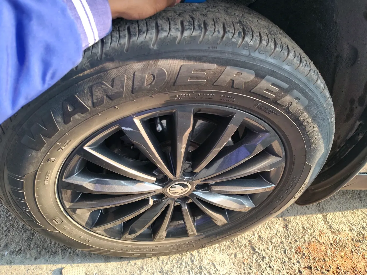 2017 Skoda Kodiaq STYLE 2.0 TDI 4X4 AT, Diesel, Automatic, 1,20,236 km, tyre