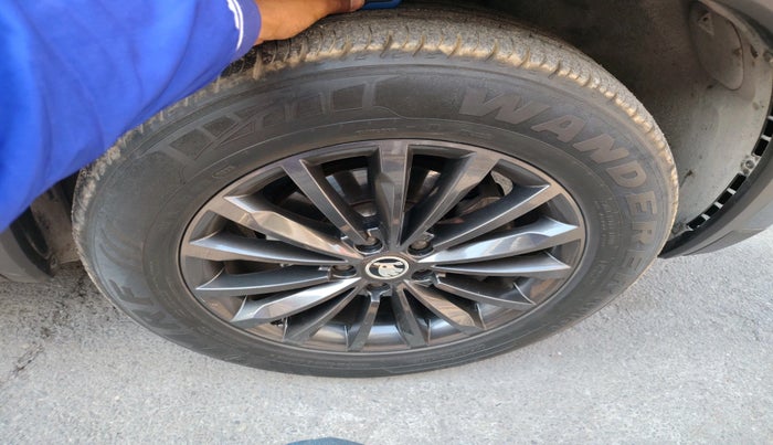 2017 Skoda Kodiaq STYLE 2.0 TDI 4X4 AT, Diesel, Automatic, 1,20,236 km, tyre