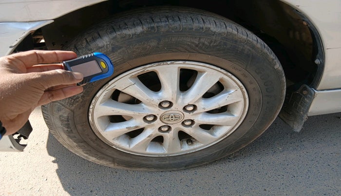 2013 Toyota Innova 2.5 VX 8 STR, Diesel, Manual, 3,18,545 km, tyre