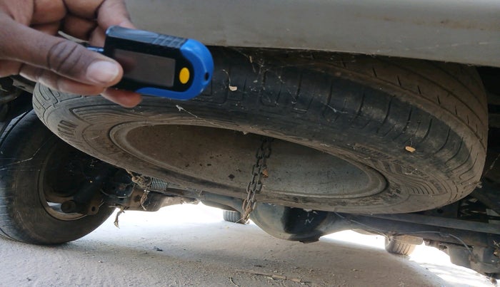 2013 Toyota Innova 2.5 VX 8 STR, Diesel, Manual, 3,18,545 km, tyre