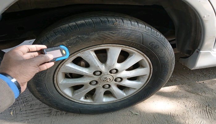 2013 Toyota Innova 2.5 VX 8 STR, Diesel, Manual, 3,18,545 km, tyre