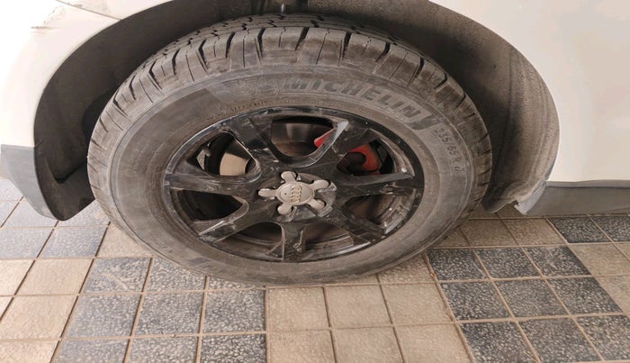 2012 Audi Q5 2.0 TDI QUATTRO, Diesel, Automatic, 1,58,251 km, tyre