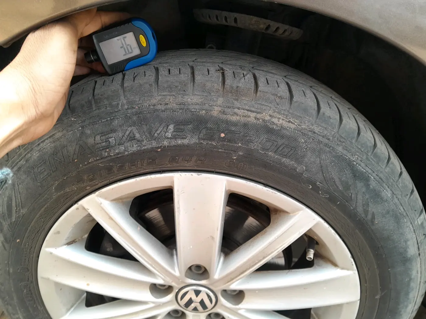 2015 Volkswagen Vento HIGHLINE 1.6 MPI, Petrol, Manual, 1,20,000 km, tyre