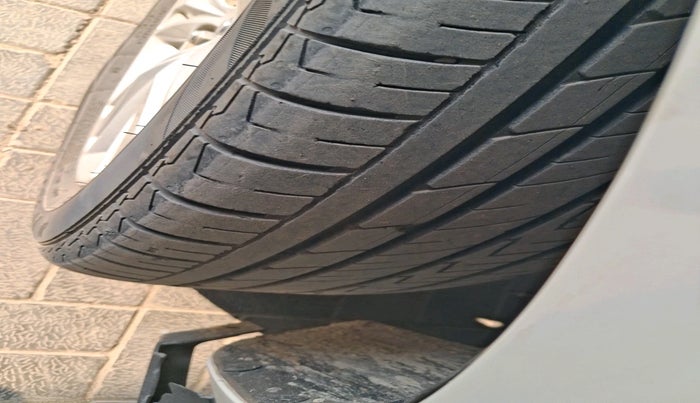 2020 Toyota Innova Crysta 2.4 ZX 7 STR, Diesel, Manual, 1,42,708 km, tyre