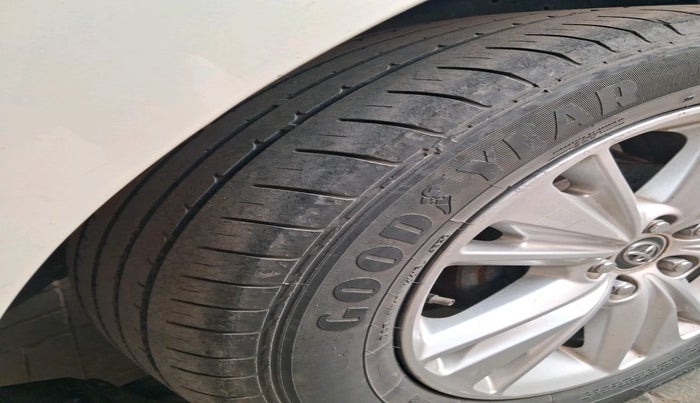 2020 Toyota Innova Crysta 2.4 ZX 7 STR, Diesel, Manual, 1,42,708 km, tyre