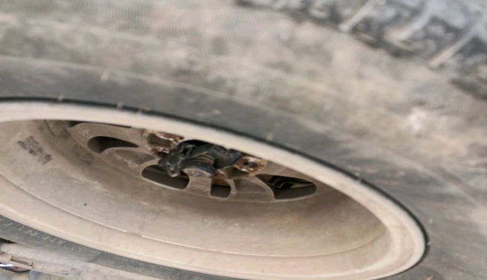 2017 Toyota Innova Crysta 2.7 ZX AT 7 STR, Petrol, Automatic, 1,92,843 km, tyre