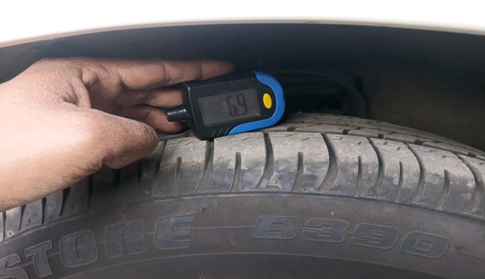 2017 Toyota Innova Crysta 2.7 ZX AT 7 STR, Petrol, Automatic, 1,92,843 km, tyre