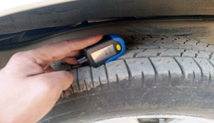 2017 Toyota Innova Crysta 2.7 ZX AT 7 STR, Petrol, Automatic, 1,92,843 km, tyre