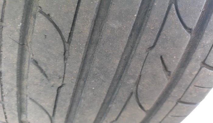 2011 Ford Figo ZXI 1.2 PETROL, Petrol, Manual, 72,120 km, tyre