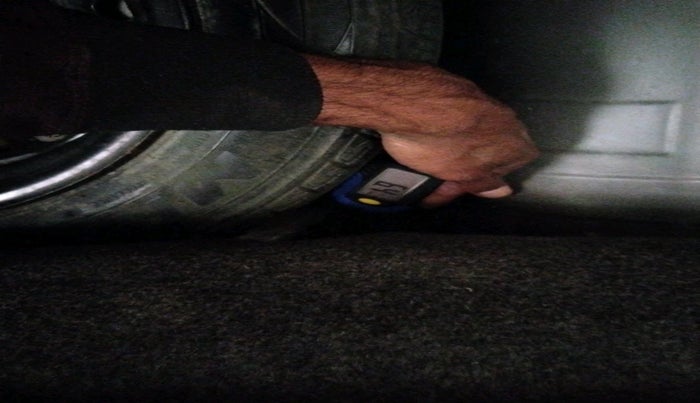 2013 Honda Brio V MT, Petrol, Manual, 1,05,570 km, tyre