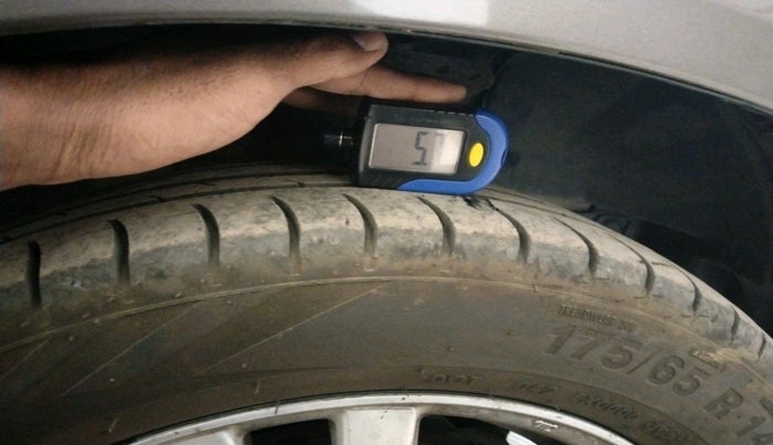 2013 Honda Brio V MT, Petrol, Manual, 1,05,570 km, tyre