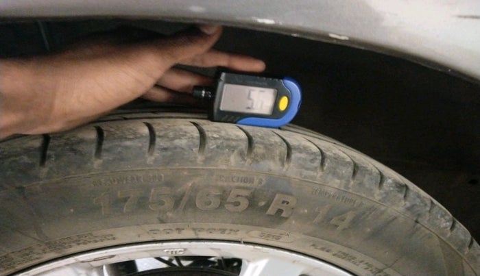 2013 Honda Brio V MT, Petrol, Manual, 1,05,570 km, tyre