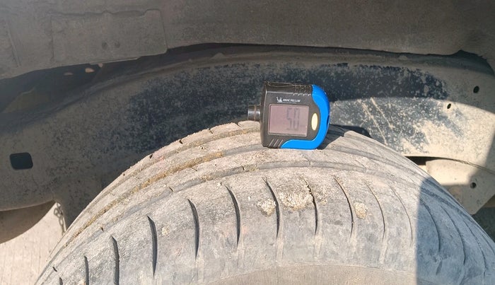 2006 Toyota Innova G1 2.5, Diesel, Manual, 1,63,271 km, tyre