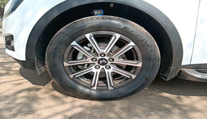 2025 Mahindra XUV700 AX7 Petrol MT 7 STR, Petrol, Manual, 4,173 km, tyre