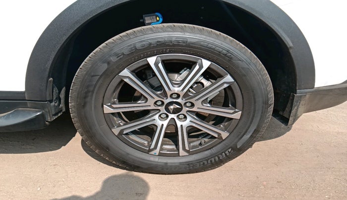 2025 Mahindra XUV700 AX7 Petrol MT 7 STR, Petrol, Manual, 4,173 km, tyre