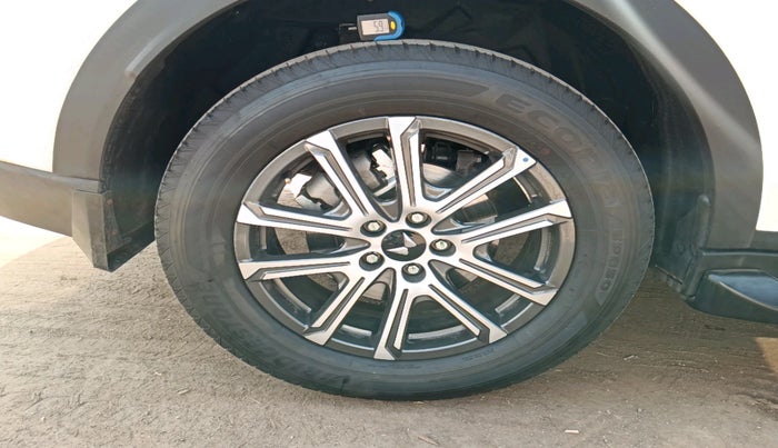 2025 Mahindra XUV700 AX7 Petrol MT 7 STR, Petrol, Manual, 4,173 km, tyre