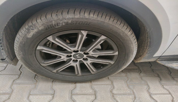 2022 Mahindra XUV700 AX 7 LUXURY D MT 7 STR, Diesel, Manual, 85,699 km, tyre