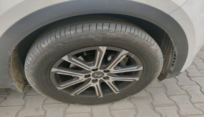 2022 Mahindra XUV700 AX 7 LUXURY D MT 7 STR, Diesel, Manual, 85,699 km, tyre