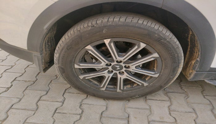 2022 Mahindra XUV700 AX 7 LUXURY D MT 7 STR, Diesel, Manual, 85,699 km, tyre