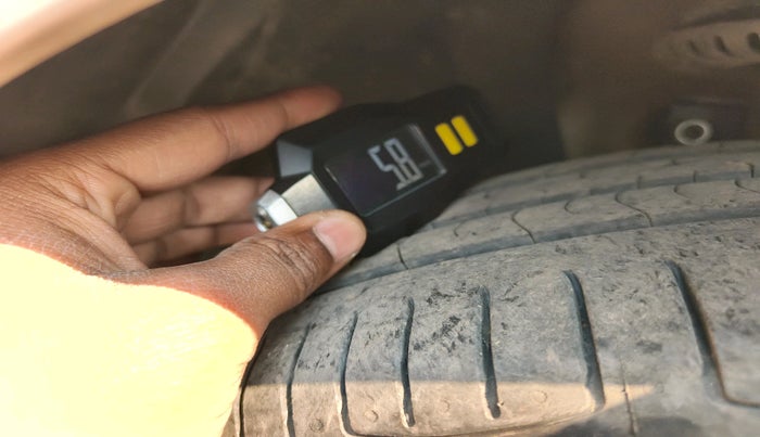 2012 Volkswagen Vento COMFORTLINE 1.6, Petrol, Manual, 76,921 km, tyre