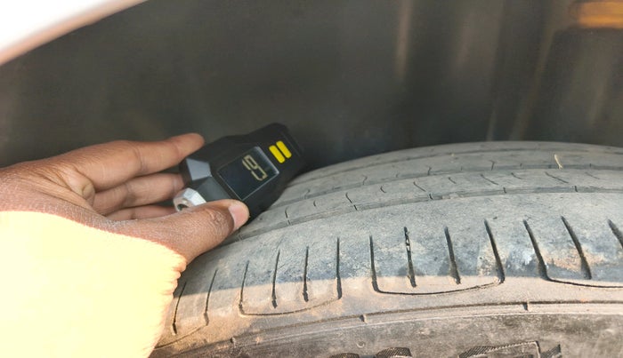 2012 Volkswagen Vento COMFORTLINE 1.6, Petrol, Manual, 76,921 km, tyre