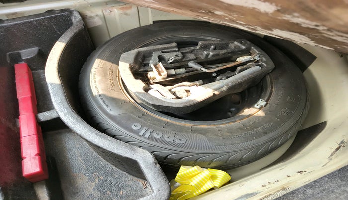 2012 Volkswagen Vento COMFORTLINE 1.6, Petrol, Manual, 76,921 km, tyre