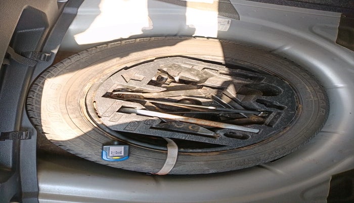 2011 Volkswagen Jetta HIGHLINE TDI AT, Diesel, Automatic, 1,08,573 km, tyre