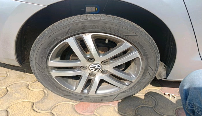 2011 Volkswagen Jetta HIGHLINE TDI AT, Diesel, Automatic, 1,08,573 km, tyre