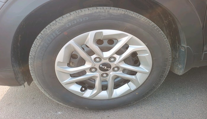 2023 KIA CARENS PRESTIGE 1.5 DIESEL 7 STR, Diesel, Manual, 1,39,322 km, tyre