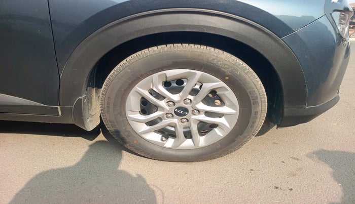 2023 KIA CARENS PRESTIGE 1.5 DIESEL 7 STR, Diesel, Manual, 1,39,322 km, tyre