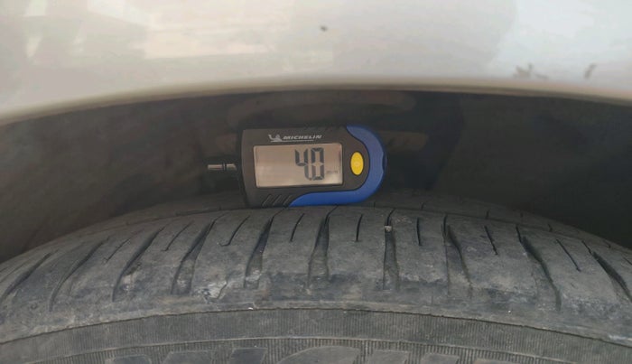 2011 Volkswagen Vento HIGHLINE DIESEL 1.6, Diesel, Manual, 2,07,585 km, tyre