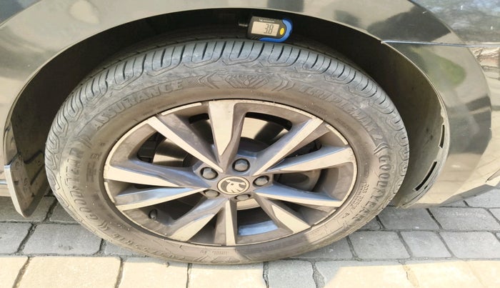 2022 Skoda SLAVIA STYLE 1.5L TSI DSG, Petrol, Automatic, 28,000 km, tyre