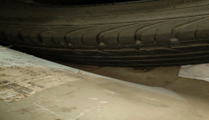 2013 Volkswagen Polo HIGHLINE DIESEL, Diesel, Manual, 1,21,617 km, tyre