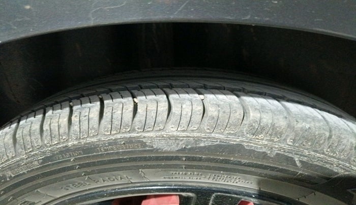 2013 Volkswagen Polo HIGHLINE DIESEL, Diesel, Manual, 1,21,617 km, tyre