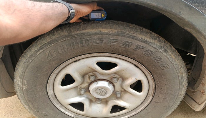 2017 Tata Hexa XM 4X2 7 STR, Diesel, Manual, 1,29,941 km, tyre