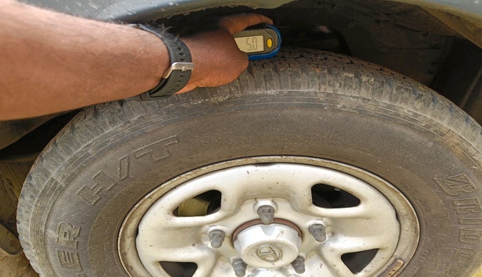 2017 Tata Hexa XM 4X2 7 STR, Diesel, Manual, 1,29,941 km, tyre