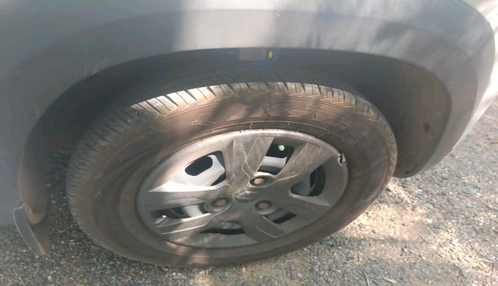 2017 Renault Kwid RXT 1.0 AMT, Petrol, Automatic, 39,184 km, tyre