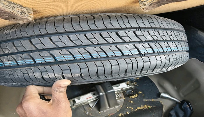 2015 Maruti Swift Dzire LXI (O), Petrol, Manual, 58,250 km, tyre