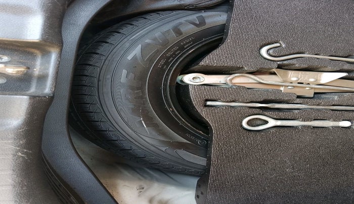 2015 Honda Jazz 1.2L I-VTEC SV, Petrol, Manual, 1,82,182 km, tyre