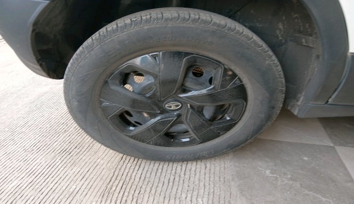 2023 Tata PUNCH ADVENTURE AMT, Petrol, Automatic, 57,387 km, tyre